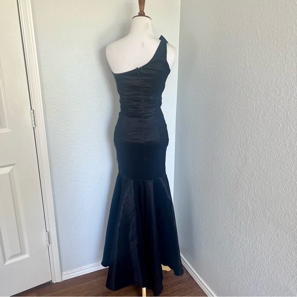 Betsy & Adam One Shoulder Mermaid Gown Size 2 - Picture 7 of 10